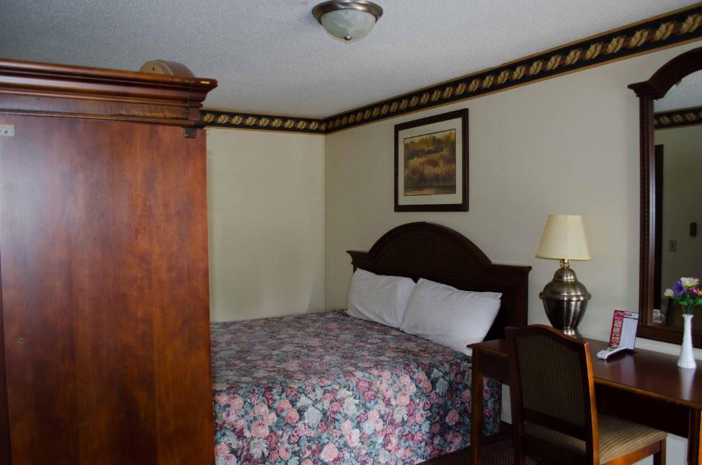 Delta Motel Bay City Room photo