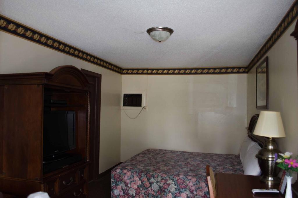 Delta Motel Bay City Room photo