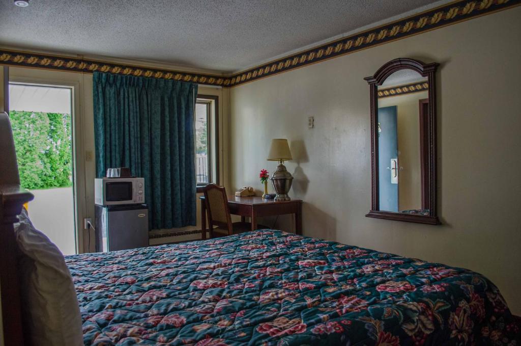 Delta Motel Bay City Room photo