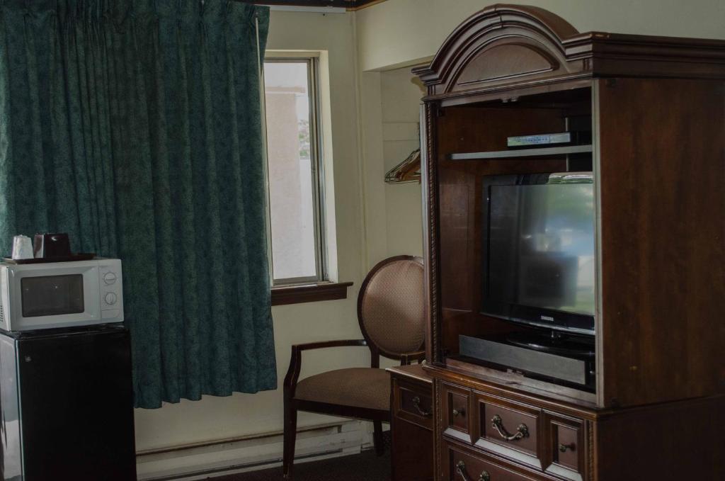 Delta Motel Bay City Room photo